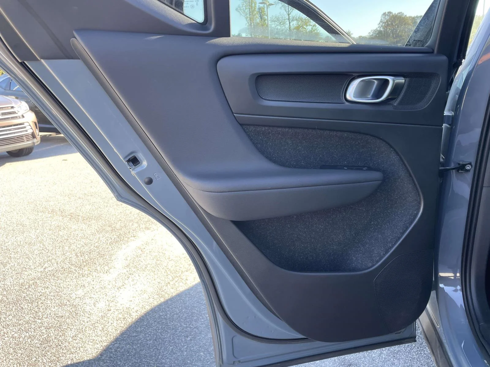 Used 2021  Volvo R-Design image 2