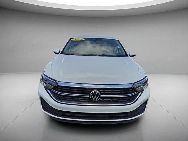 Used 2024 Opal White Pearl Volkswagen SE image 8