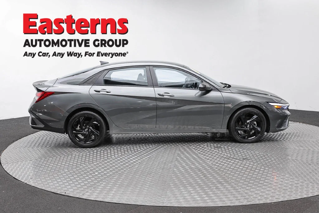 Used 2026 Gray Hyundai SEL Sport image 4
