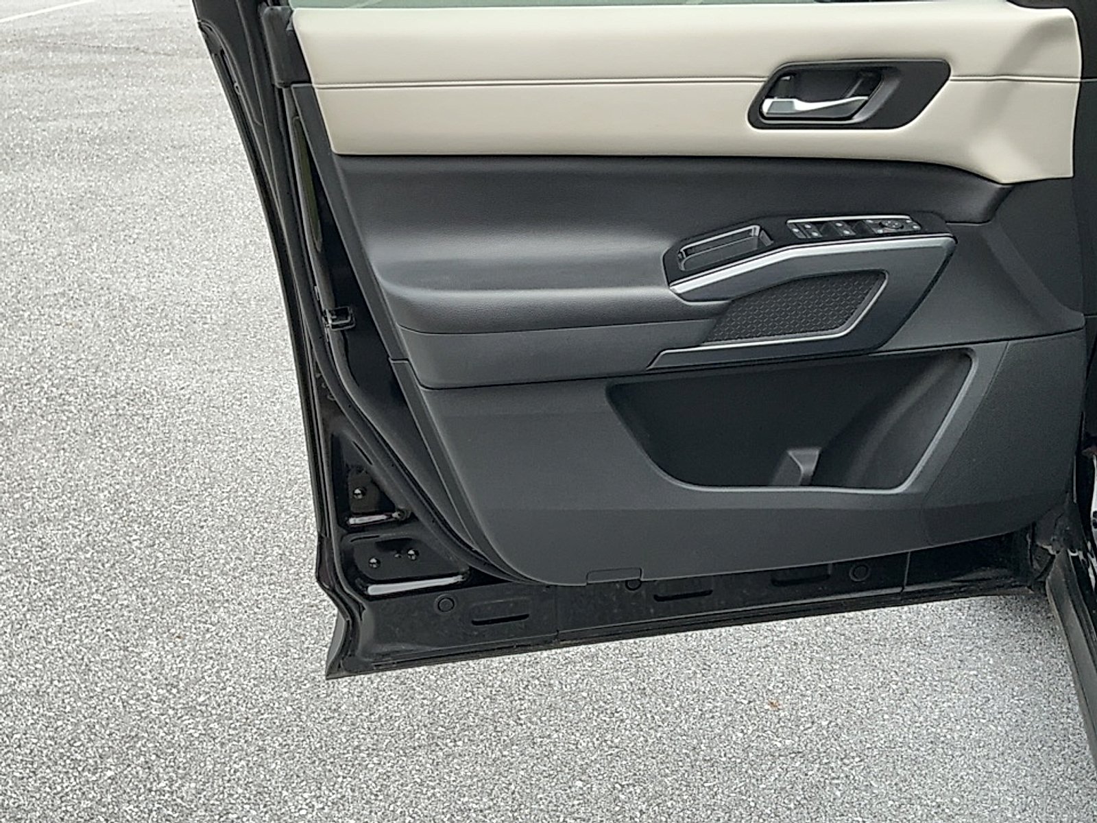 Used 2023 Super Black Nissan SL FWD image 6
