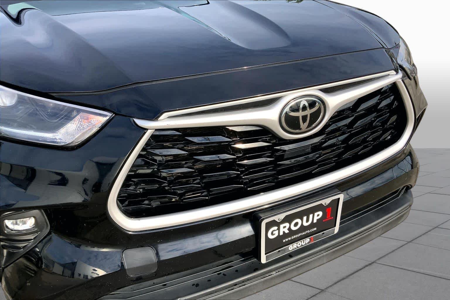 Used 2022 Midnight Black Metallic Toyota XLE image 27