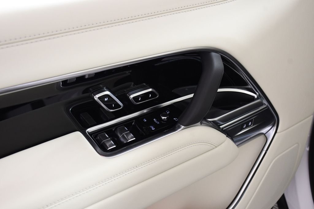 New 2026 Ostuni Pearl W Land Rover SE image 15