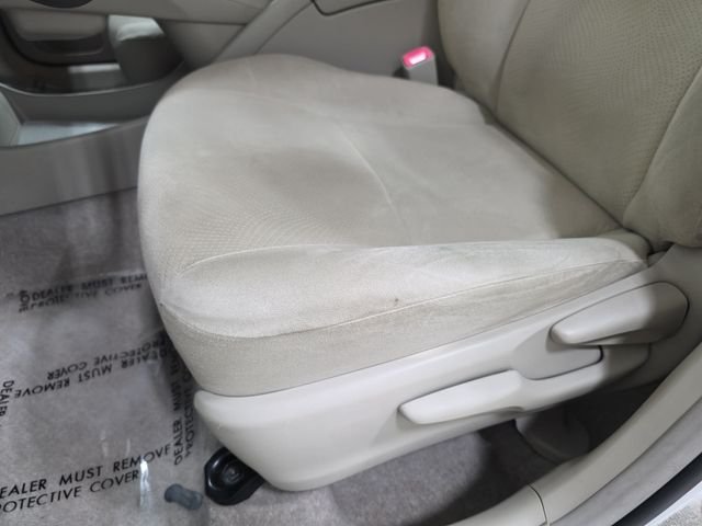 Used 2010 White Toyota II image 27