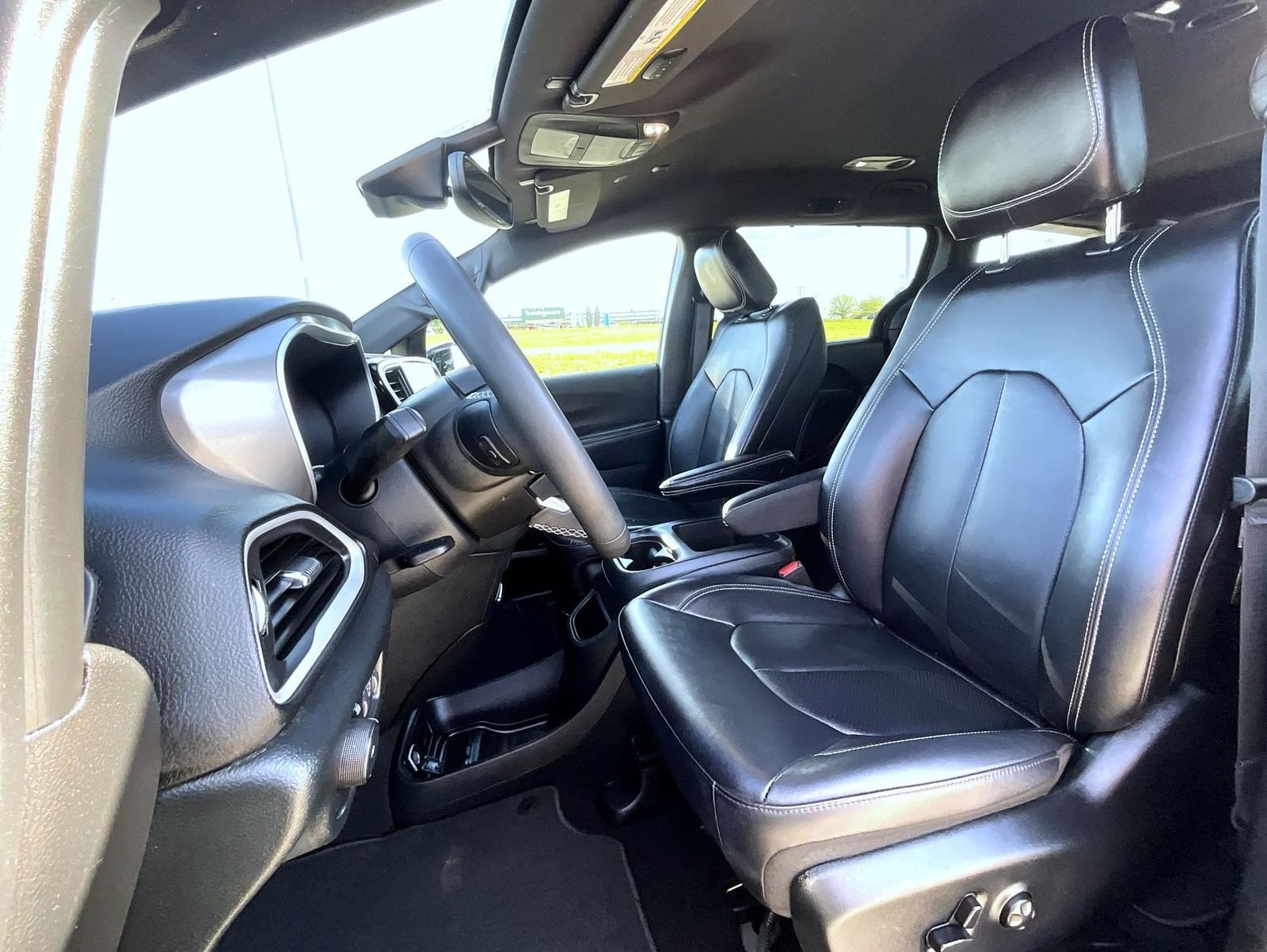 Used 2025 Diamond Black Chrysler Select image 10