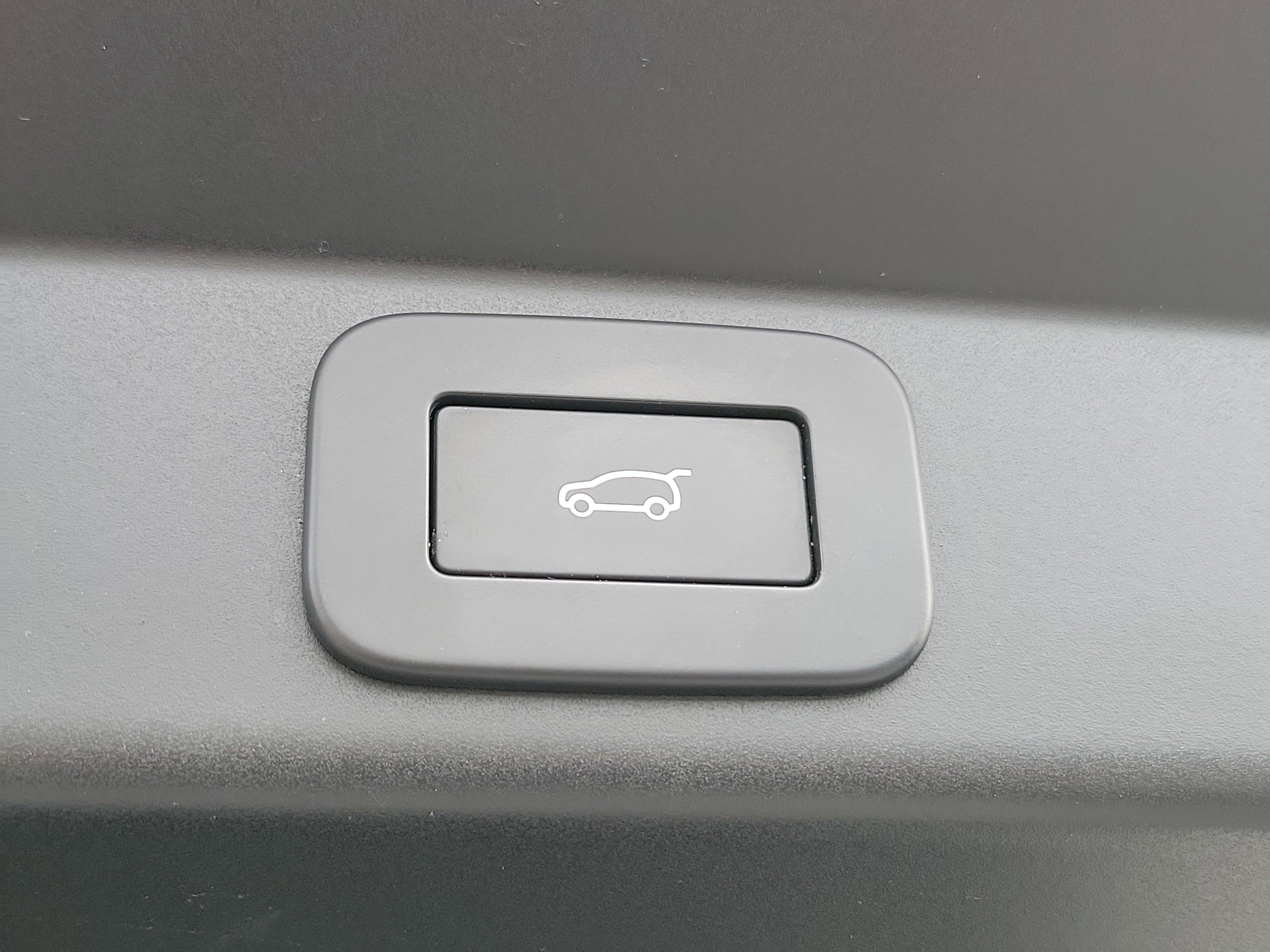 Used 2024 White Land Rover Dynamic SE image 10