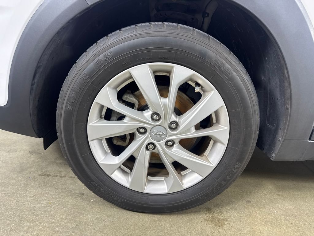 Used 2019 White Hyundai SE image 15