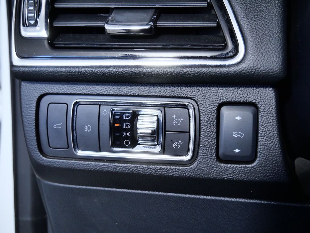 Used 2023 White Lincoln Reserve image 26