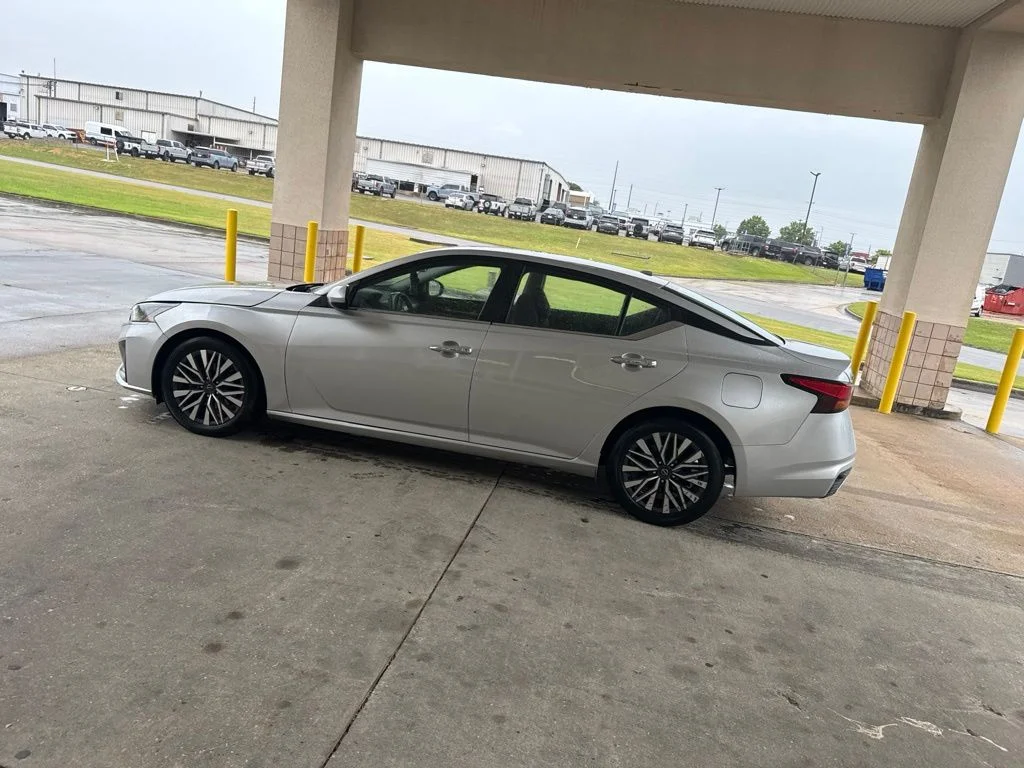 Certified Used 2023 Silver Nissan 2.5 SV image 9