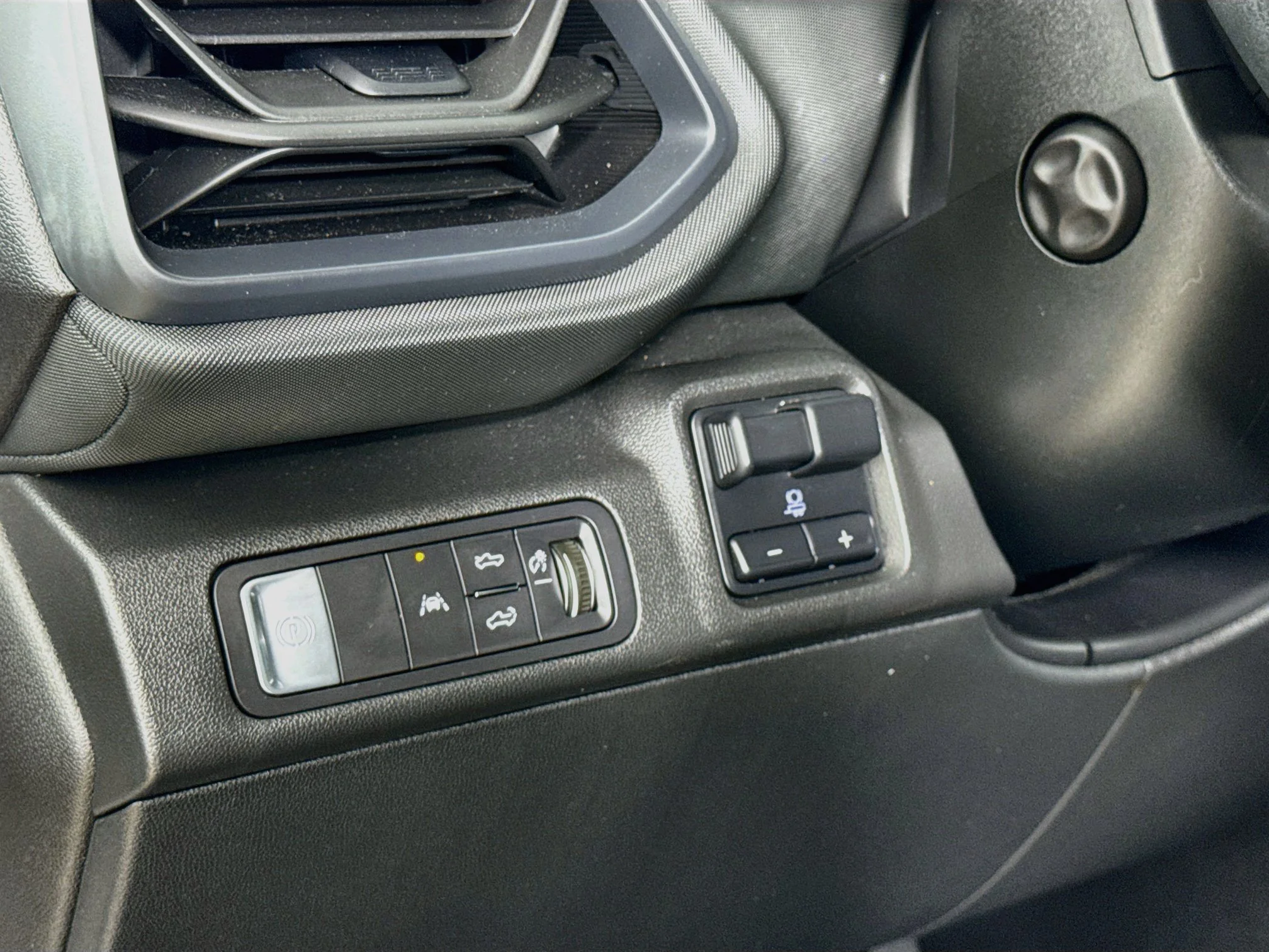 Used 2025 Summit White Chevrolet LT - Extended Range image 12