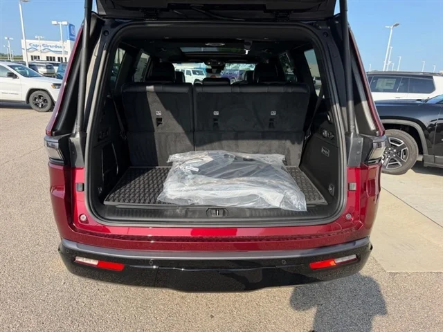 New 2026 Velvet Red Pearlcoat (DISC) Jeep Upland image 6