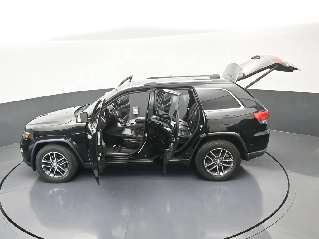 Used 2017 Diamond Black Crystal Pearlcoat Jeep Limited image 65