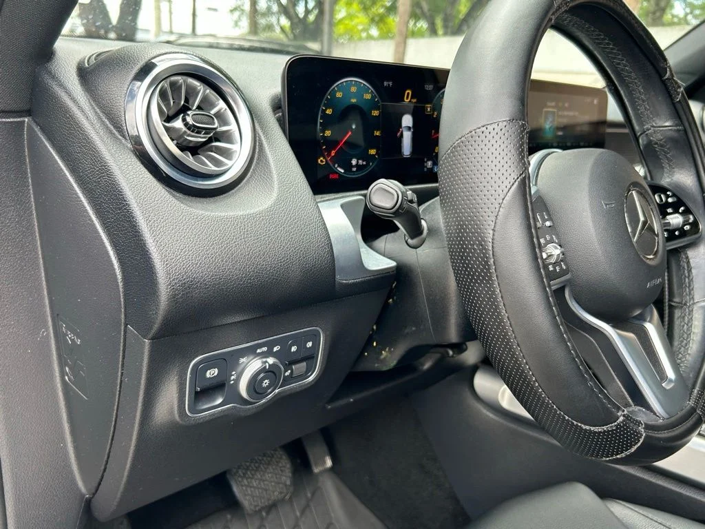 Used 2022  Mercedes-Benz GLB 250 image 17