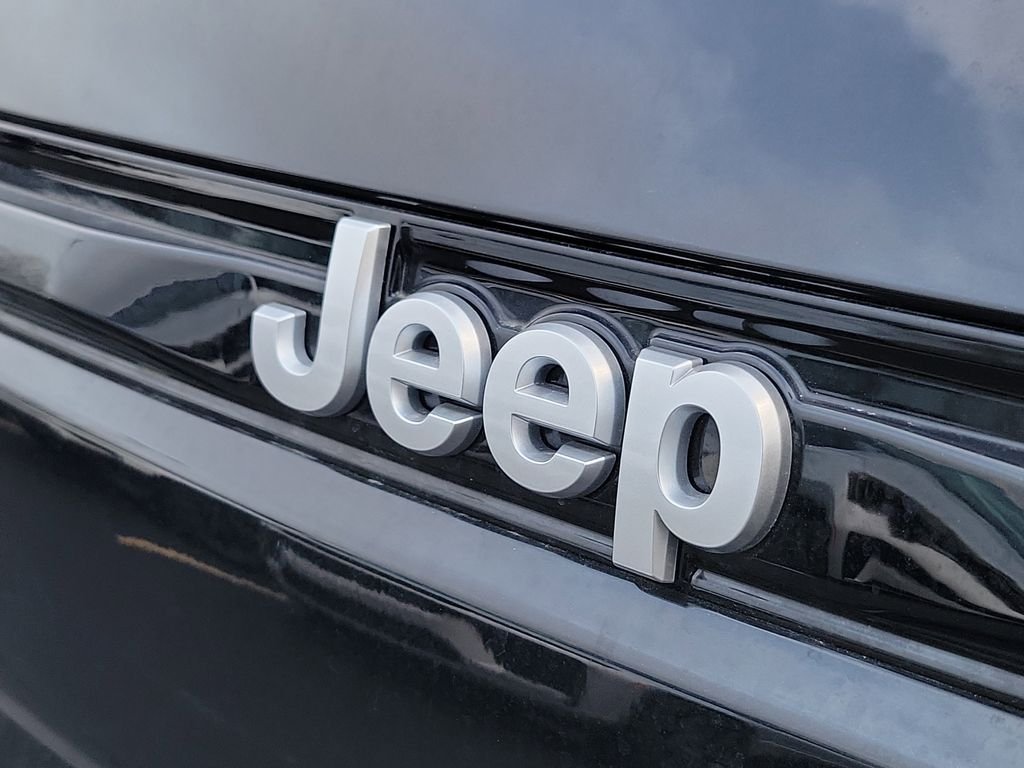 New 2026 Diamond Black Crystal Pearlcoat Jeep Laredo image 6
