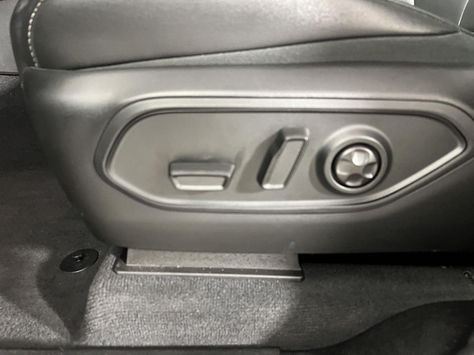 Used 2025 Velvet Red Pearlcoat Jeep Limited image 13