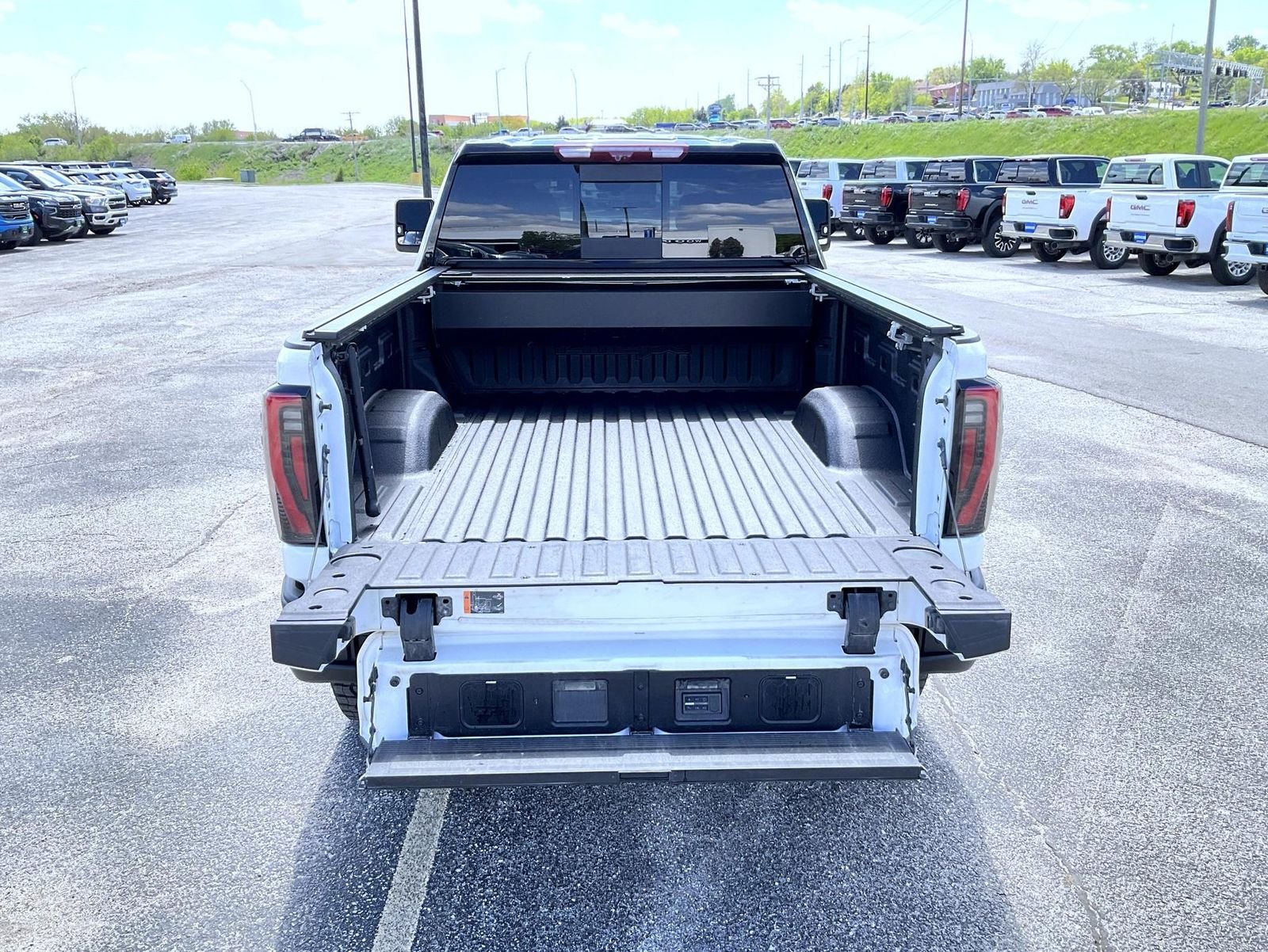 Used 2024 White GMC AT4X image 22