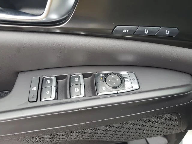 New 2027 Ivory Silver Kia EX image 18