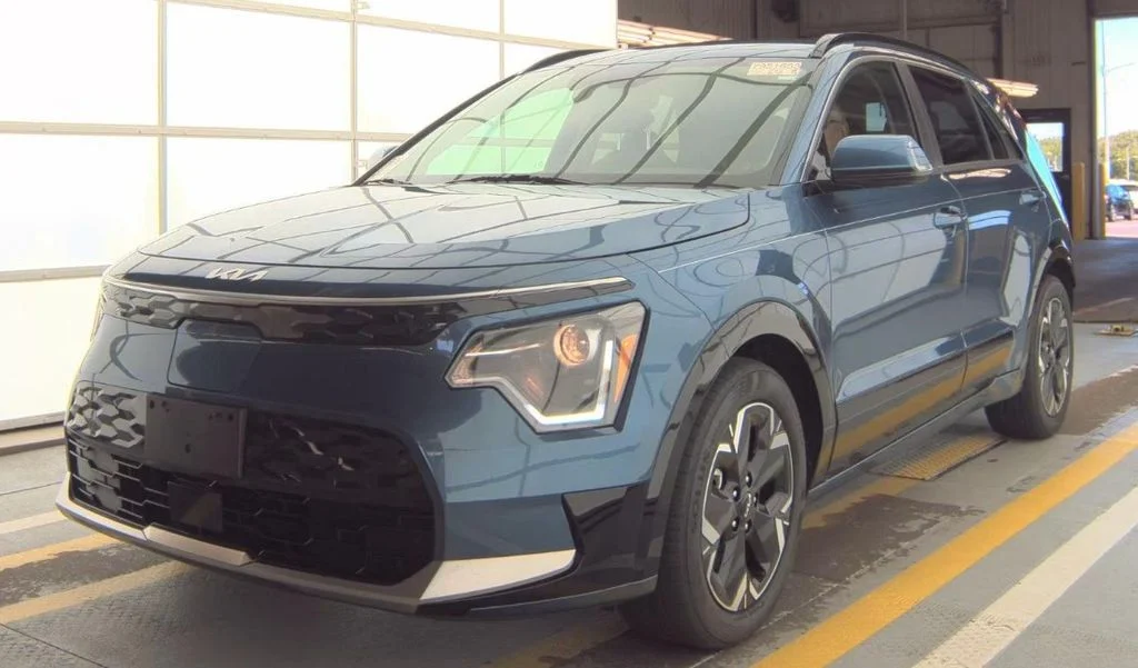 Used 2023 Blue Kia Wind image 3