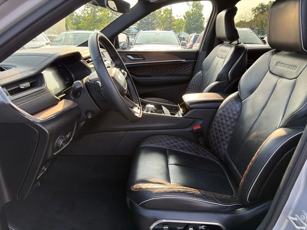 Used 2024 Silver Jeep Summit image 10