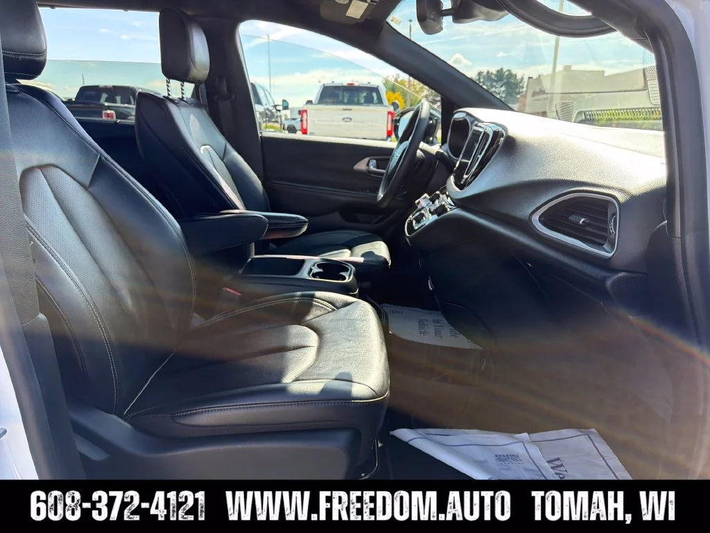 Used 2025 White Chrysler Select image 37