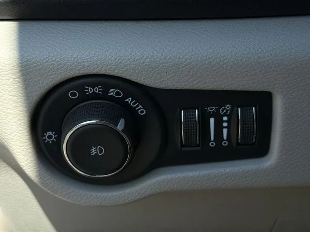 Used 2024 Silver Chrysler Touring L image 31
