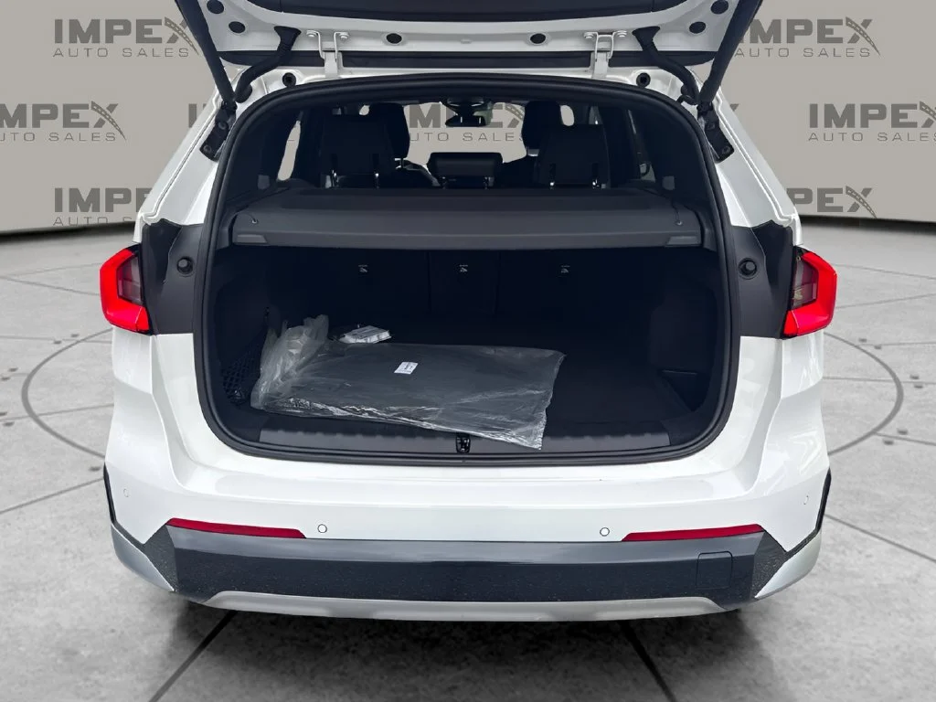 Used 2023 White BMW xDrive28i image 24
