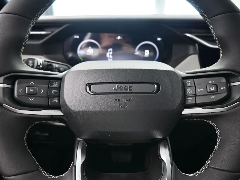 New 2026 Diamond Black Crystal Pearl-Coat Exterior Paint Jeep Laredo image 25