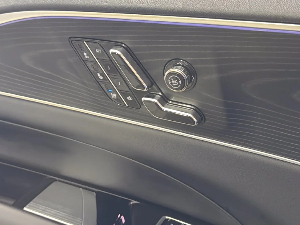 2025 Cadillac LYRIQ Luxury 3 - Photo 28