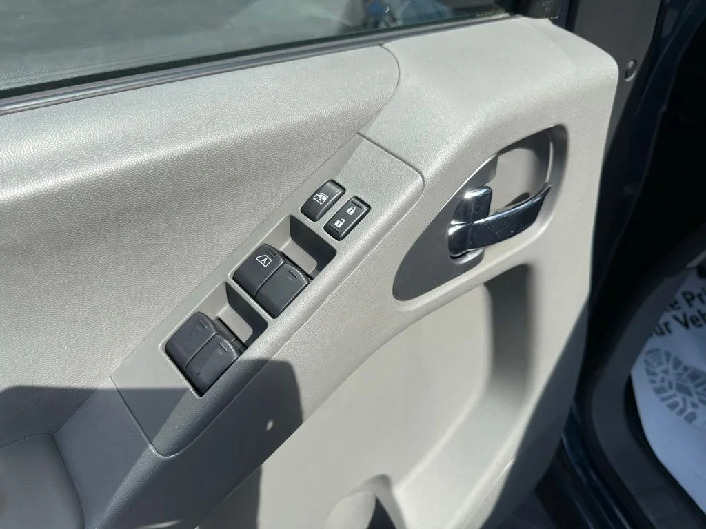 Used 2013 Blue Nissan SV image 15