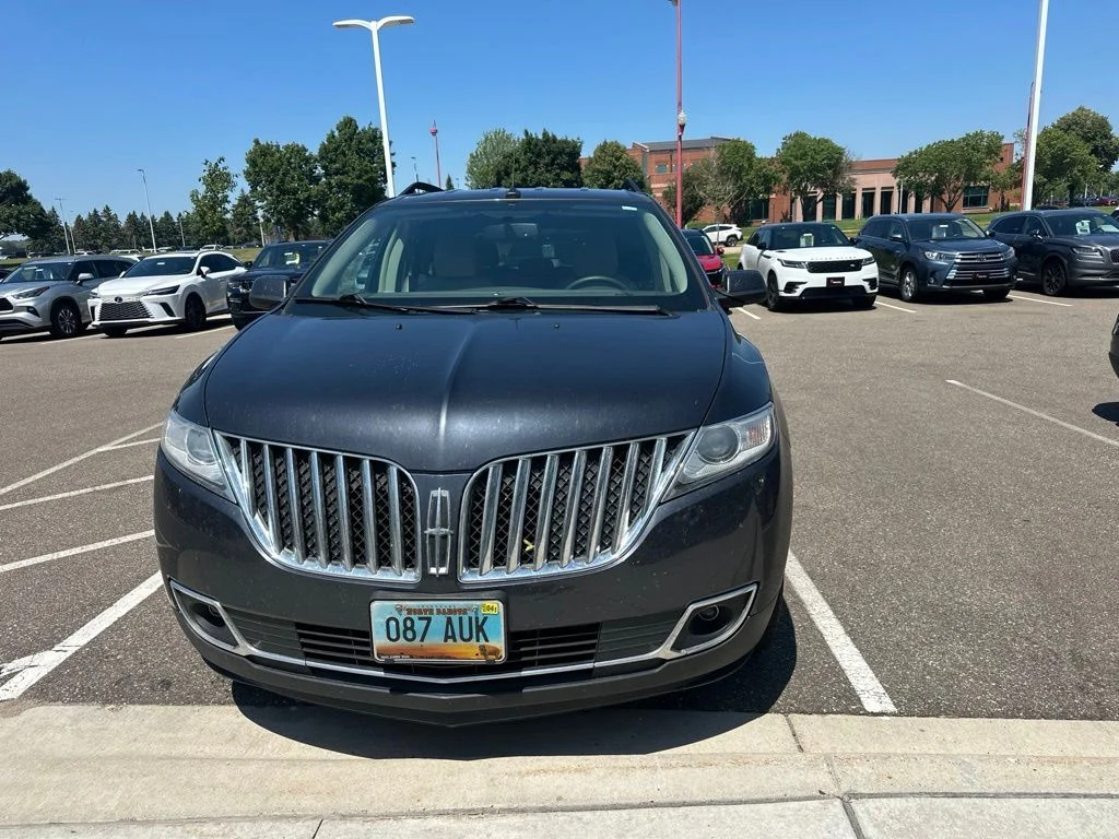Used 2014 Gray Lincoln Base image 3