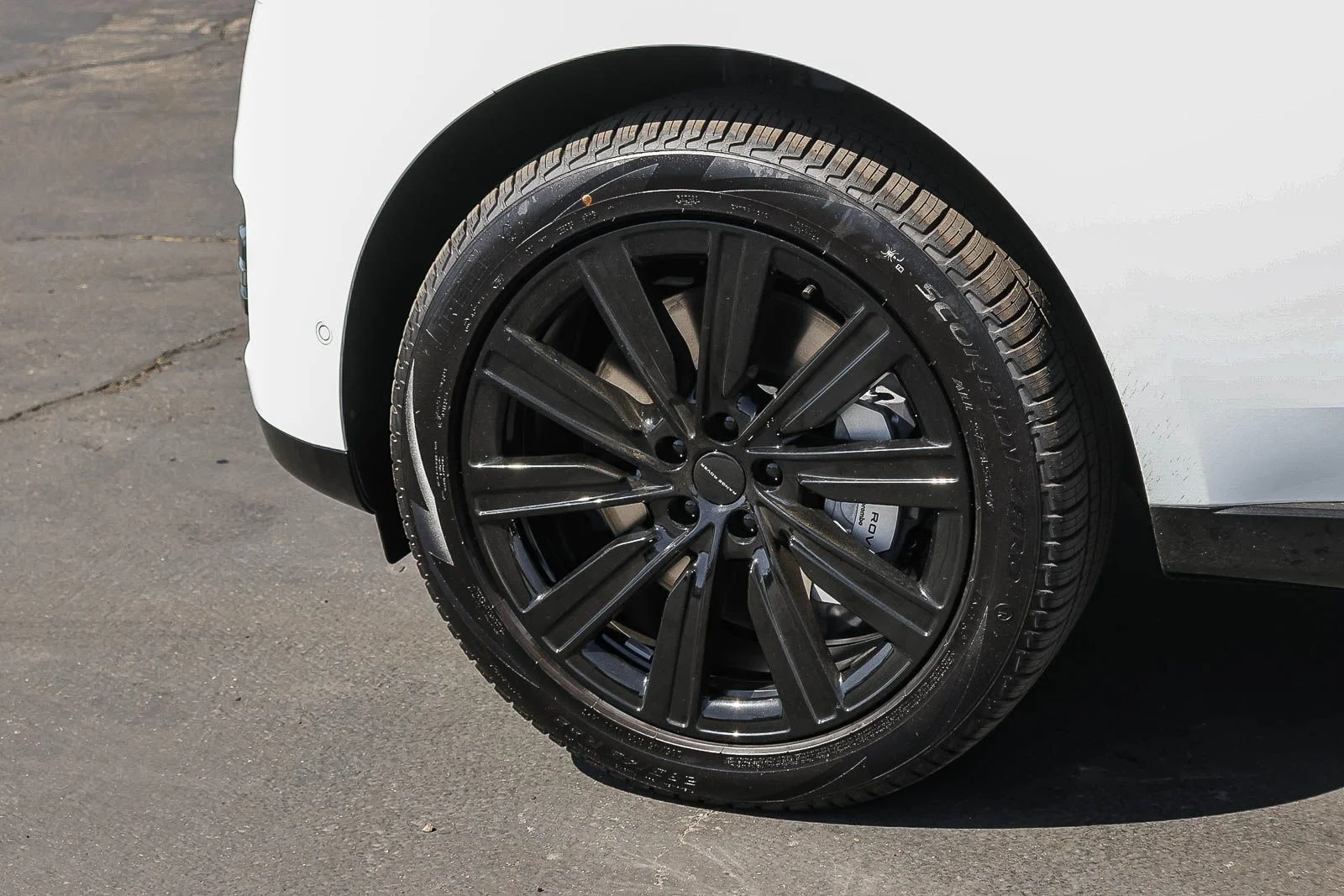 New 2026 Fuji White Land Rover SE image 9