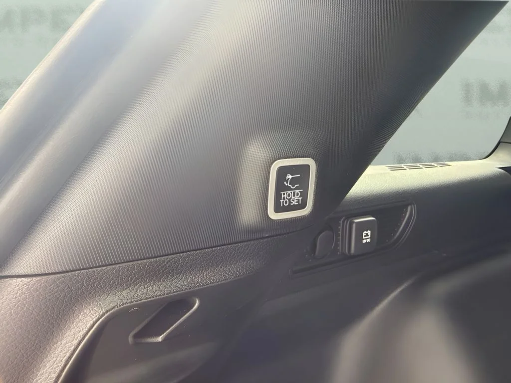 Used 2025 White Jeep Altitude image 19