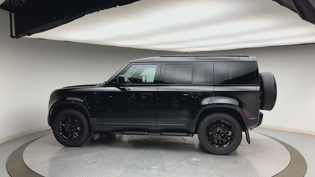 New 2026 Santorini Black Metallic Land Rover S image 5