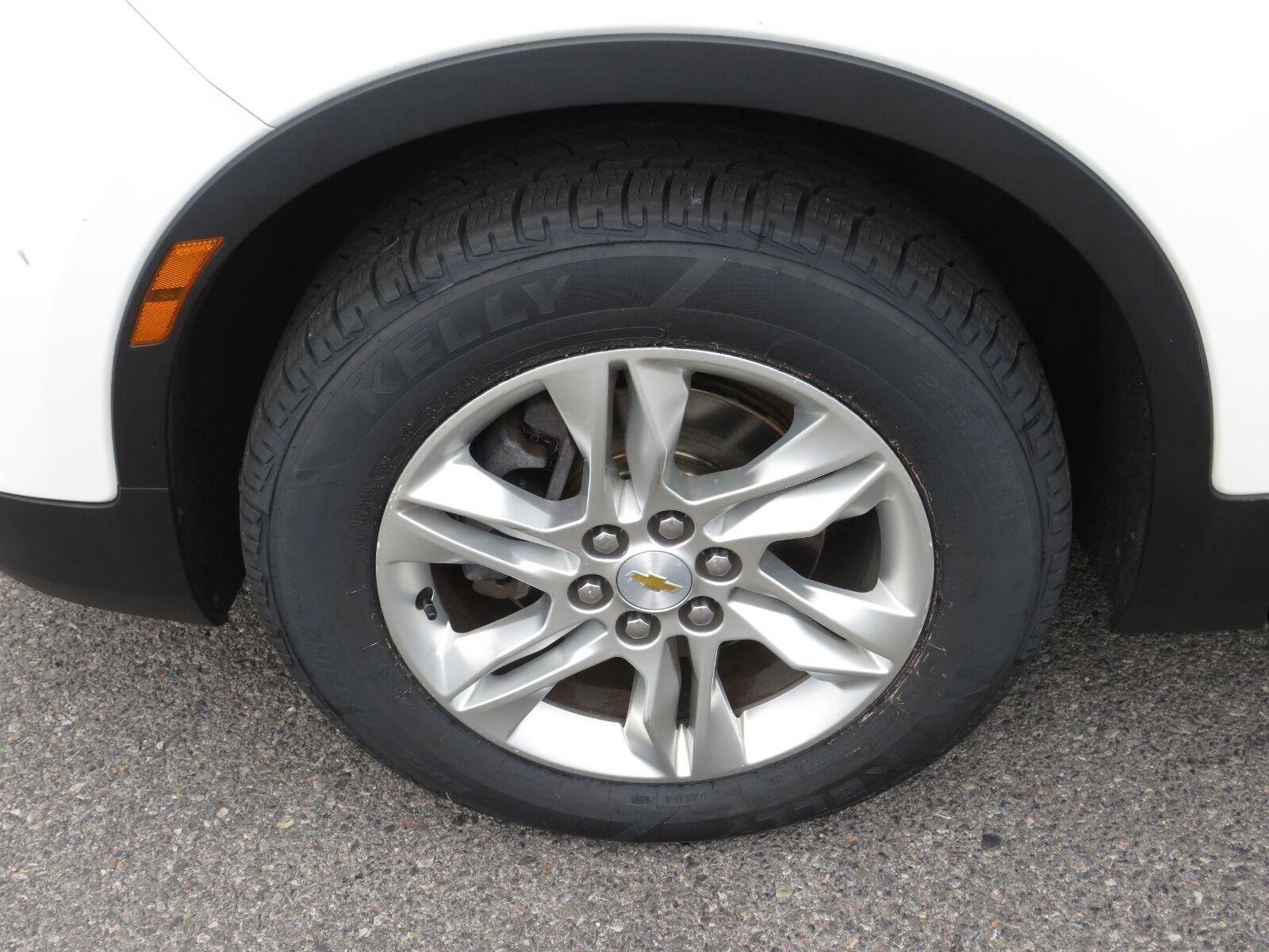 Used 2019 Summit White Chevrolet  image 10
