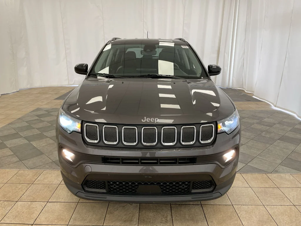 Used 2022 Granite Crystal Metallic Clear Coat Jeep Latitude Lux image 29