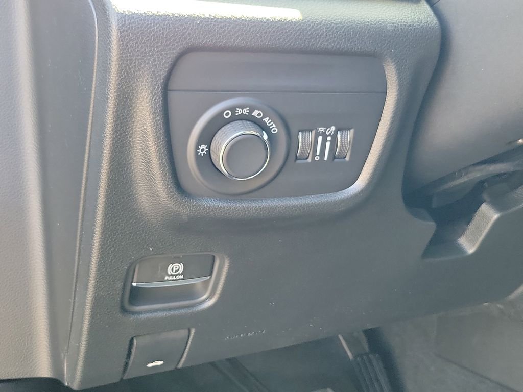 New 2026 Baltic Gray Metallic Clear-Coat Exterior Paint Jeep Laredo X image 18