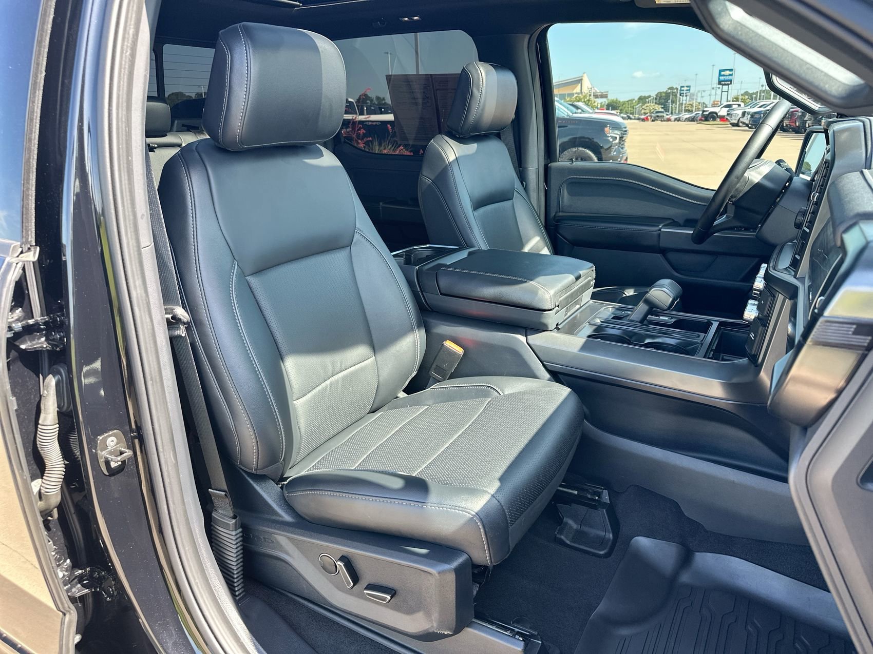 Used 2025 Black Metallic Ford LARIAT image 27