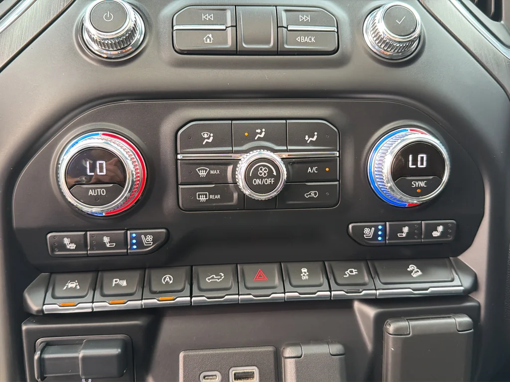 Used 2021 White GMC AT4 image 21