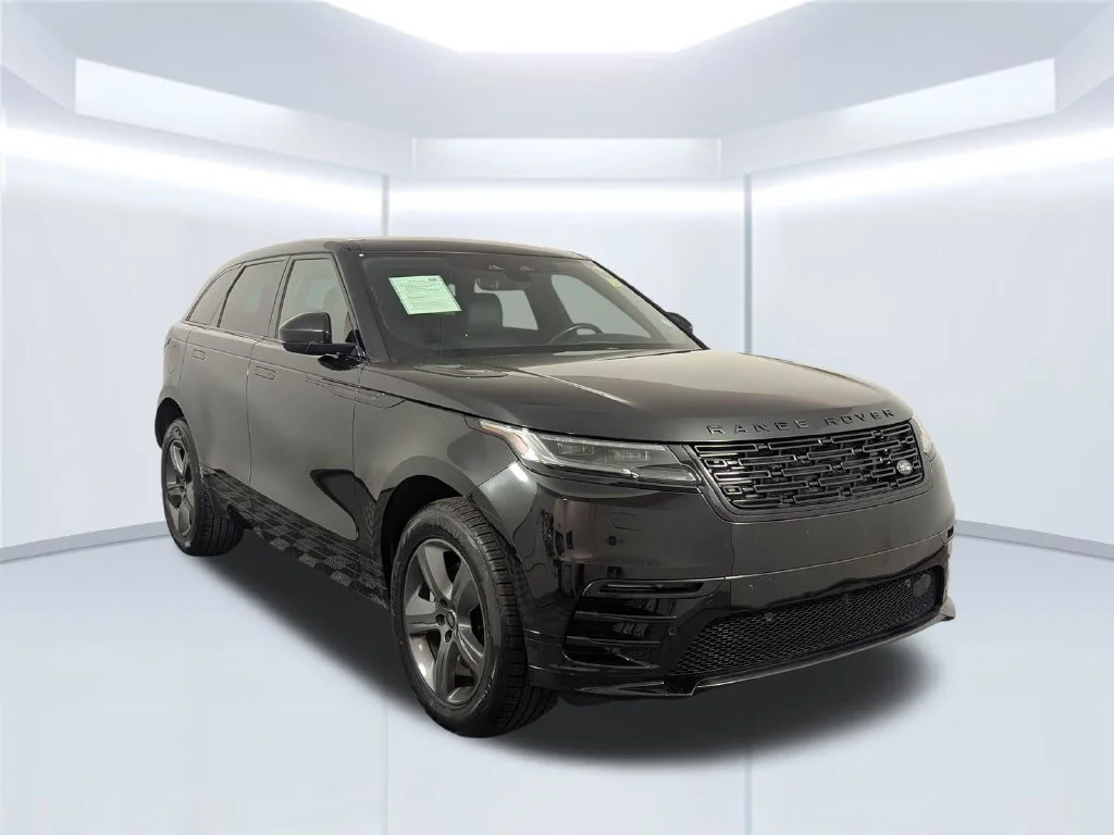Used 2025 Black Land Rover Dynamic SE image 23