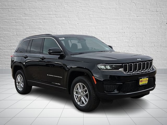 New 2026 Diamond Black Crystal Pearlcoat Jeep Laredo image 6