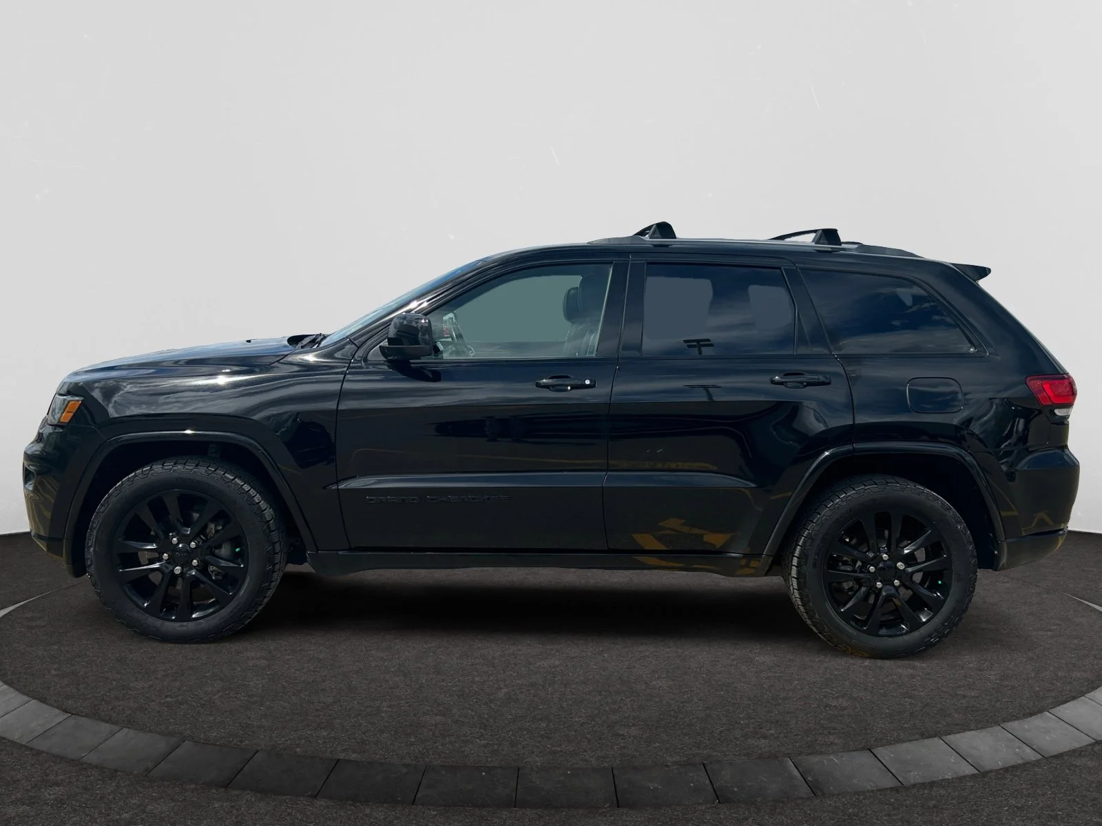 Used 2019 Diamond Black Crystal Pearl Jeep ALTITUDE image 2