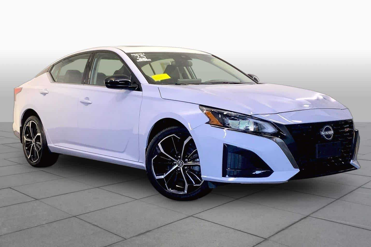Used 2025 Gray Sky Pearl Nissan SR image 3