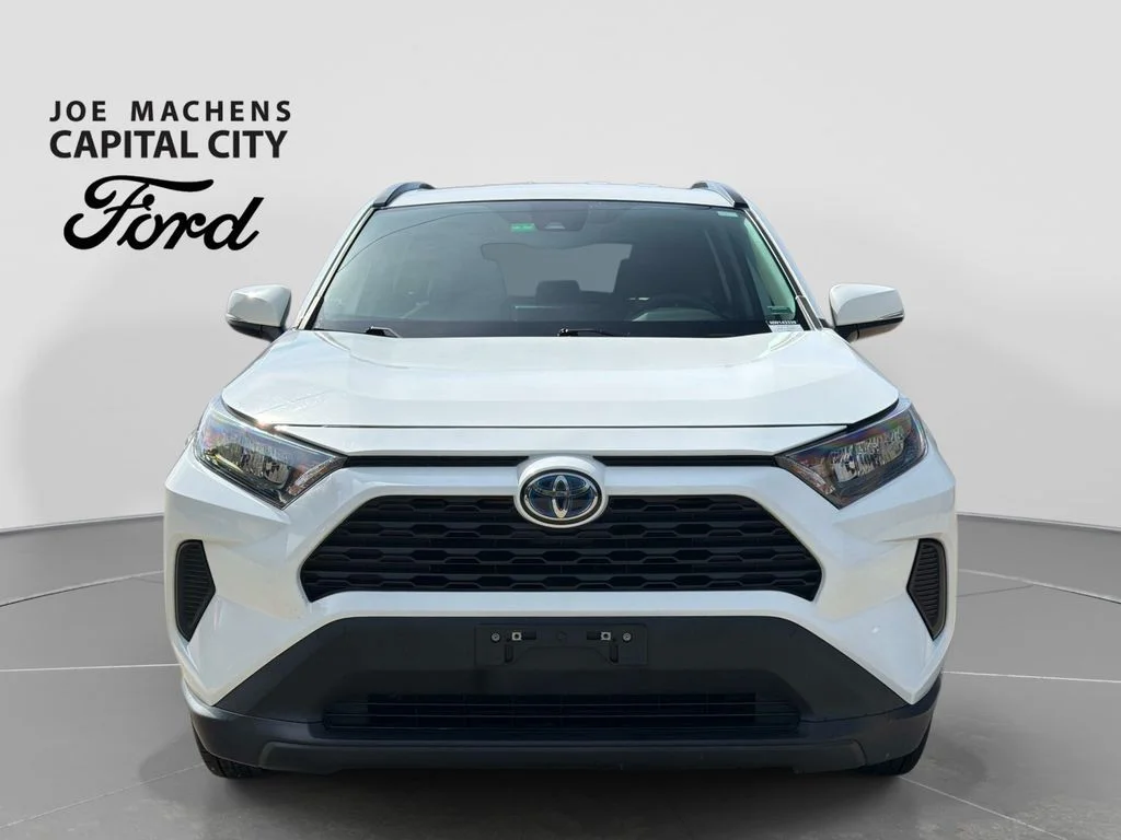 Used 2022 White Toyota LE image 10