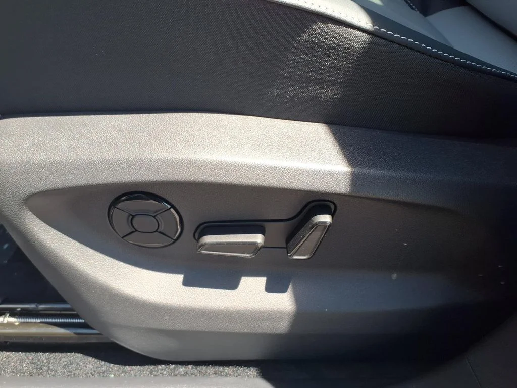 New 2026 Platinum Gray Metallic Volkswagen 2.0T SE image 11
