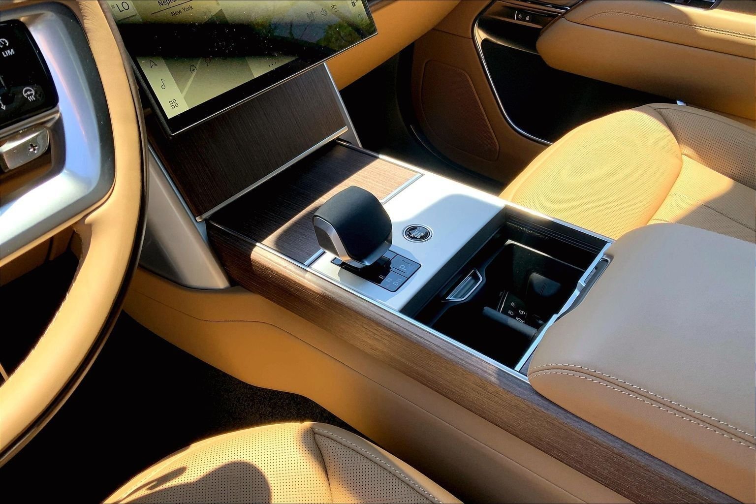 New 2026 Santorini Black LAND ROVER SE PHEV image 7