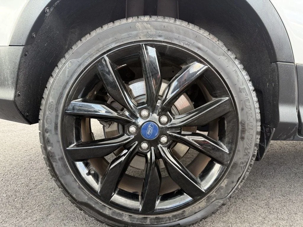 Used 2019 White Platinum Metallic Tri-Coat Ford SE FWD image 3