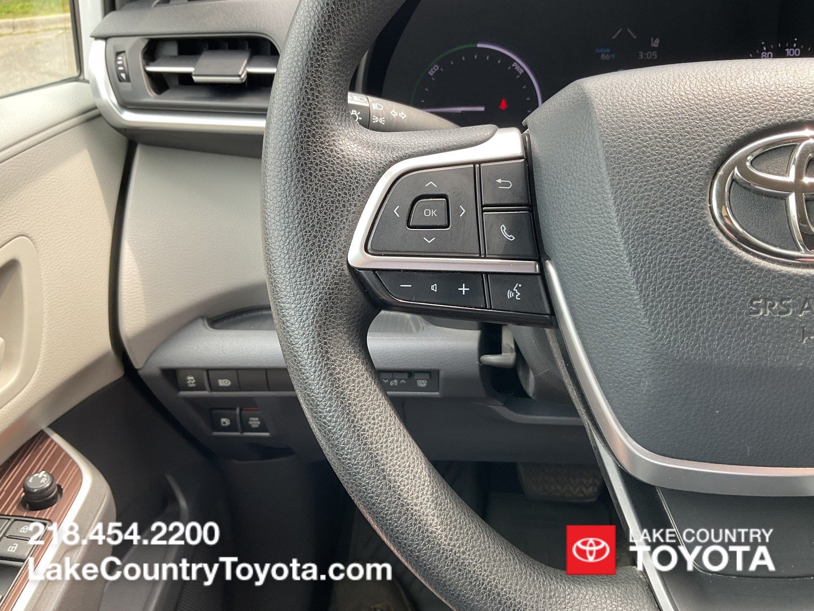 Used 2021 White Toyota LE image 24