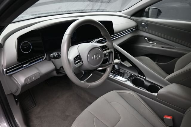 Used 2025 Silver Hyundai SEL Convenience image 18