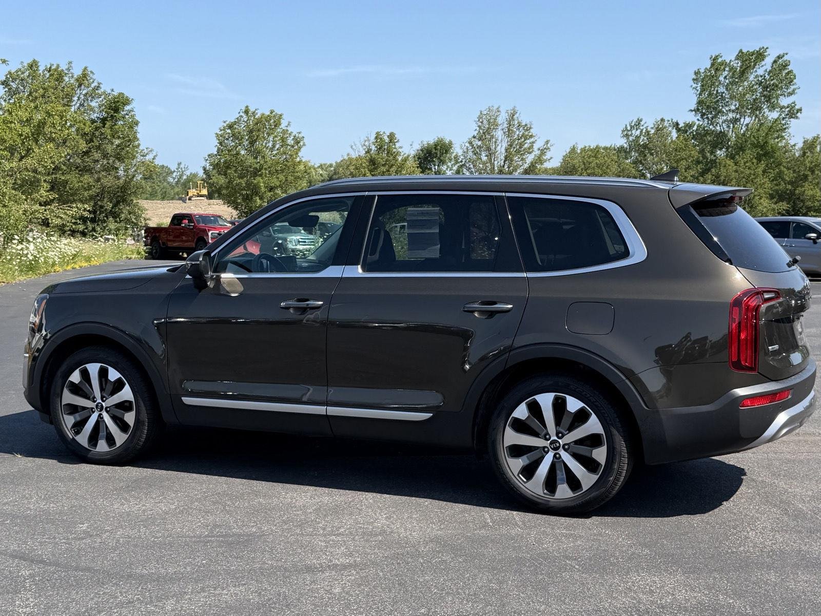 Used 2020 Dark Moss Kia S image 6