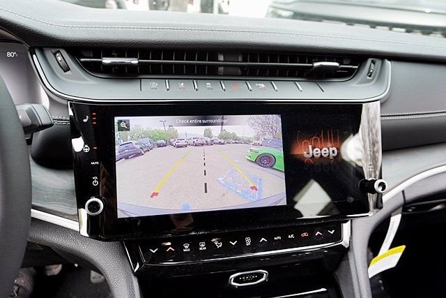 New 2026 Diamond Black Crystal Pearl-Coat Exterior Paint Jeep Limited image 32