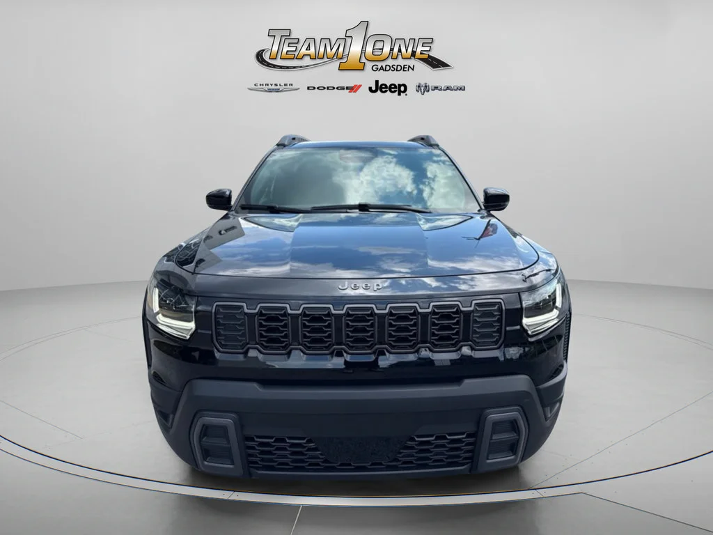 New 2026 Diamond Black Crystal Pearl-Coat Exterior Paint Jeep Limited image 4